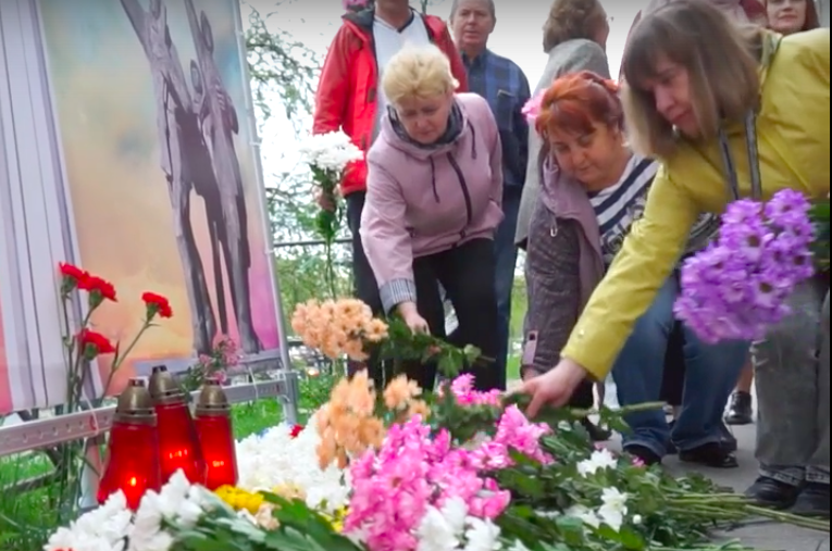 Псковичи в знак солидарности с жителями Риги, чьи цветы убрали от памятника освободителям, провели акцию у консульства Латвии